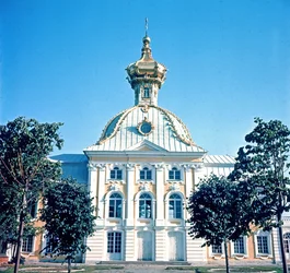 Uitzicht op het Noordpaviljoen van het Grote Zomerpaleis, gebouwd in 1750
